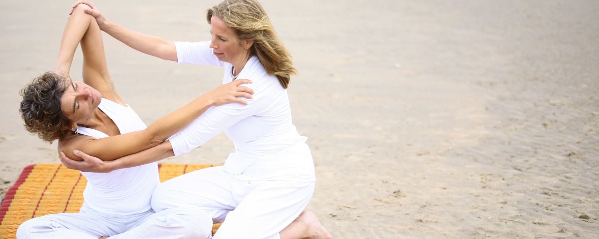 Thaise yogamassage strekking die geleerd wordt tijdens de opleiding tot Thaise massagetherapeut.